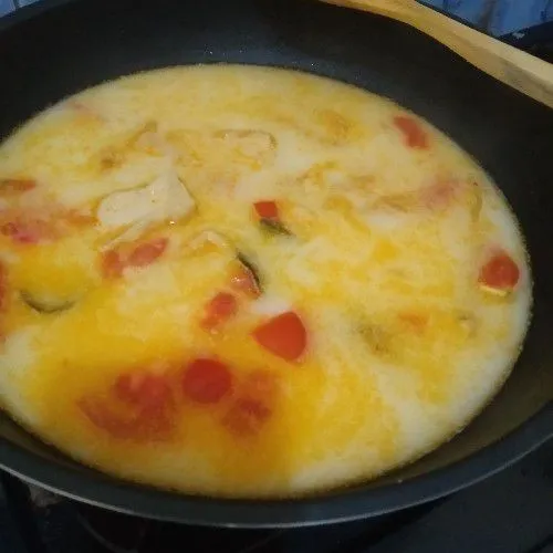 Kalau tempe sudah matang, kuah mendidih, masukkan santan lalu aduk terus.