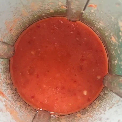 Blender tomat, bawang, dan cabai.