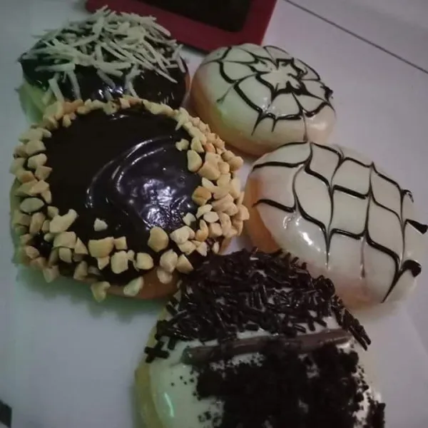 Donat siap dikreasikan dengan toping kesukaan anda.