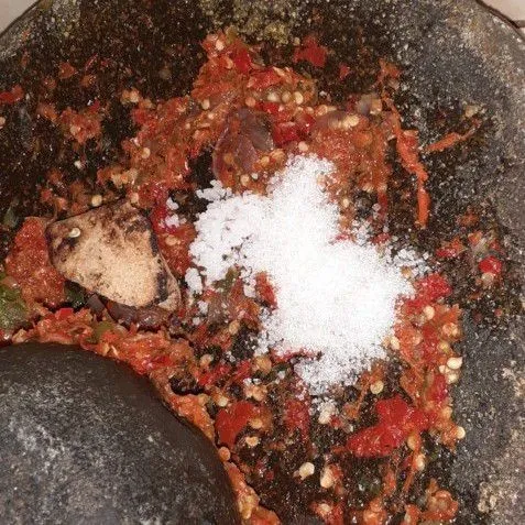 Masukkan belacan, gula dan garam, ulek terus.
