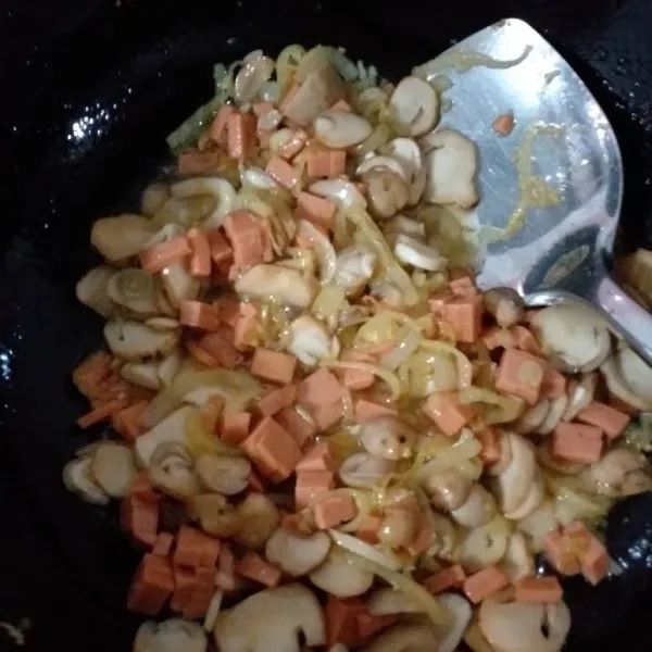 tambahkan spam ayam dan keju aduk aduk