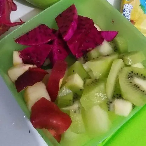 Siapkan buah-buahan lalu cuci bersih terlebih dahulu.