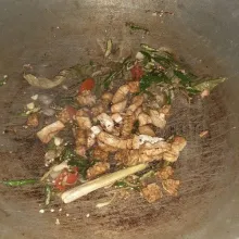 Masukkan tahu dan tempe.