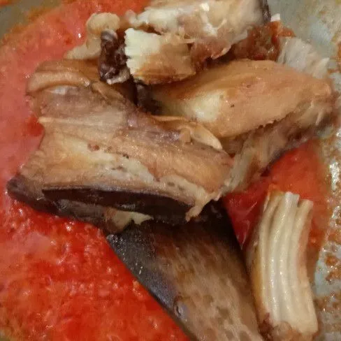 Masukkan ikan pari asap, aduk hingga rata.