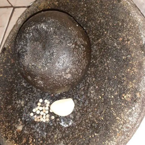 Giling halus bawang putih dan merica.