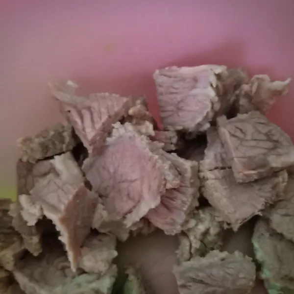 Presto daging sapi, potong kecil-kecil.