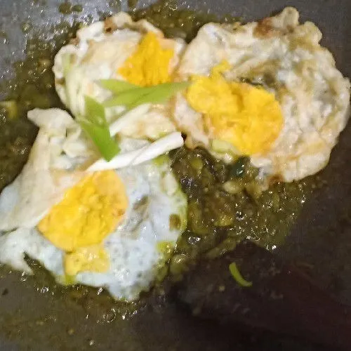 Masukkan daun bawang dan telur, aduk-aduk sampai merata. Matikan api, telur sambal ijo sudah bisa di hidangkan.