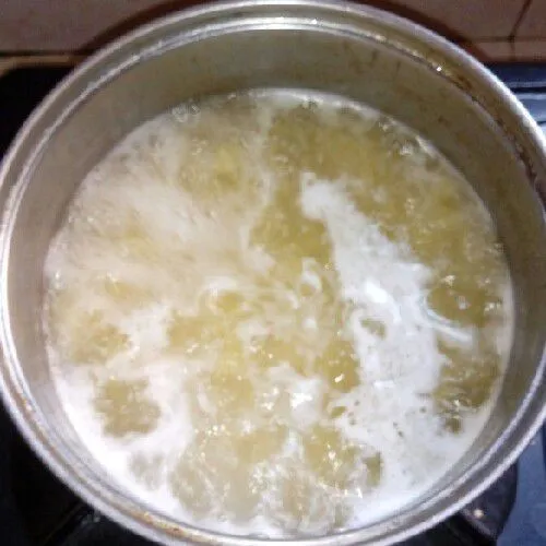 Rebus pasta dengan air yang di campur dengan minyak dan garam. Sisihkan apabila sudah al dente.