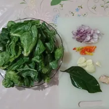 Cuci bersih baby kailan, bawang merah dan cabe diiris tipis, bawang putih digeprek.
