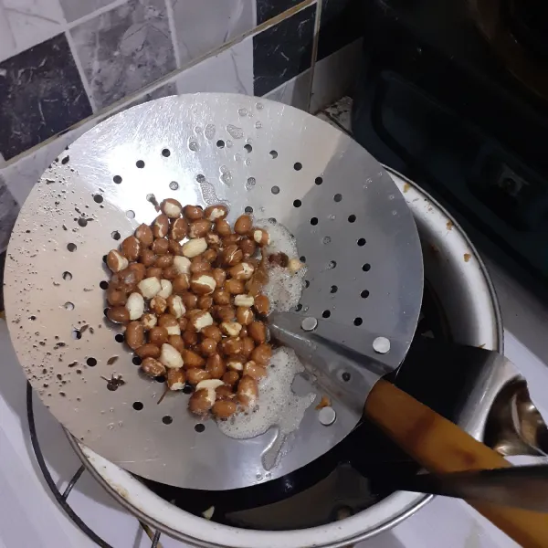 Goreng kacang tanah.
