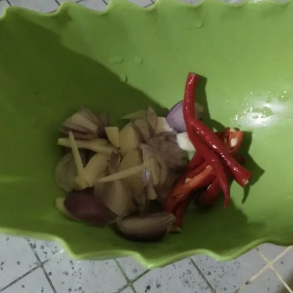 Siapkan pula bahan untuk menumis..