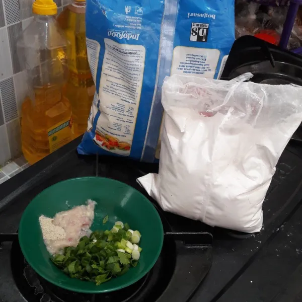 Siapkan bahan. Haluskan bawang merah dan bawang putih, iris halus seledri dan daun bawang.