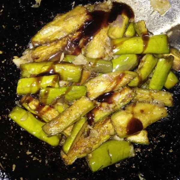 Tambahkan air sedikit, garam, gula, penyedap, dan saus tiram. Tumis hingga air meresap.