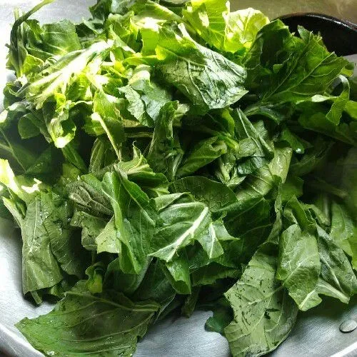 Masukkan sayur caisim kemudian oseng sampai agak layu.