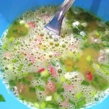 Pecahkan telur, campurkan daun bawang, cabai rawit dan daging. Tambahkan garam dan penyedap rasa, kocok hingga merata. Koreksi rasa.