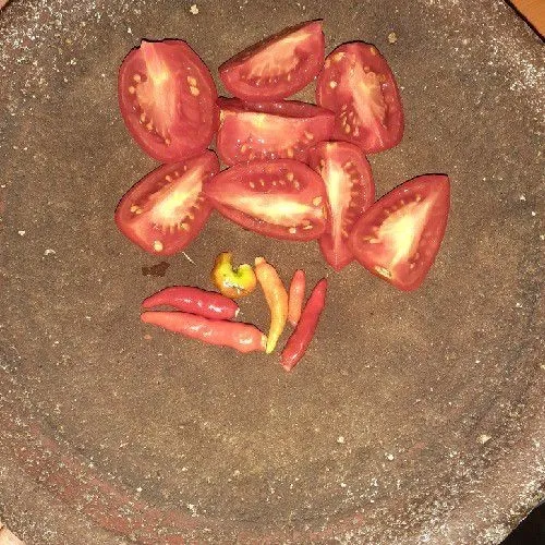 Goreng tomat dan cabai rawit.