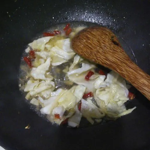 Masukkan kubis masak hingga empuk. Aduk rata.