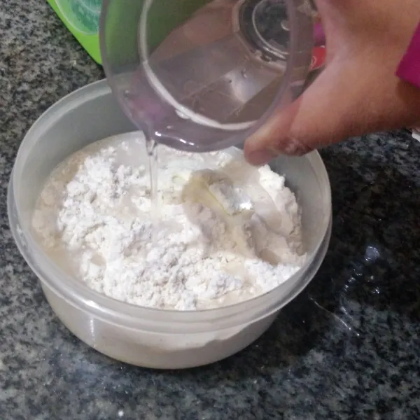 Masukkan terigu ke dalam wadah. Tambahkan telur, gula pasir, garam, susu bubuk dan air sambil di aduk hingga rata.