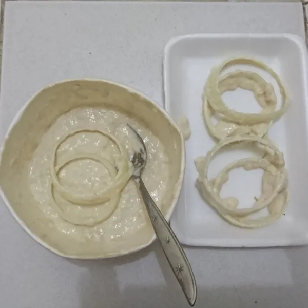 Masukkan bawang yang sudah dipotong ke tepung serba guna.