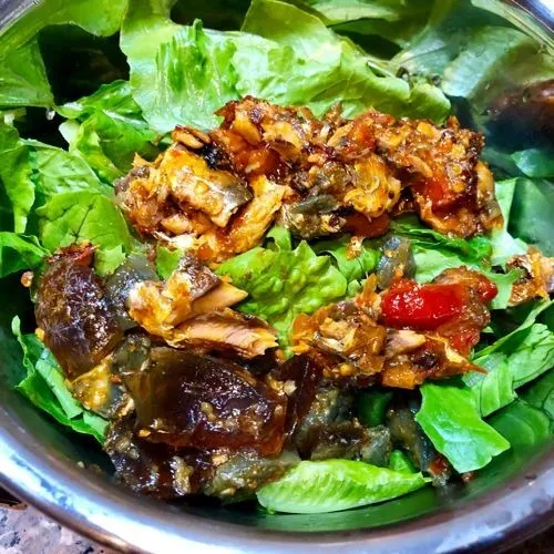 Setelah tumisan dan telur pitan matang, campurkan ke dalam potongan sayur selada. Aduk sampai merata.