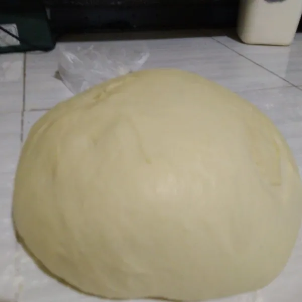Masukkan garam dan margarin uleni hingga kalis, kemudian bentuk adonan menjadi bulatan besar. Diamkan 5 menit.