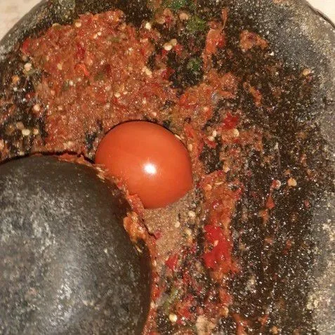 Tambahkan tomat, ulek terus.