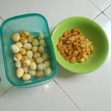 Siapkan kentang yang sudah di potong-potong kotak, lalu di goreng sebentar bersama dengan telur puyuh.