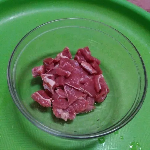 Iris tipis daging menjadi bentuk persegi.