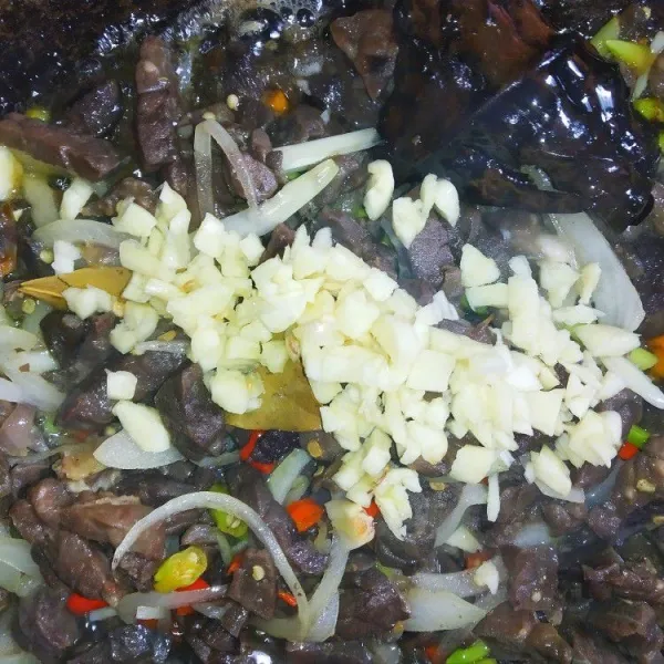 Kemudian masukkan bawang putih. Campur Merata. Diamkan lagi kurang lebih 1 menit.