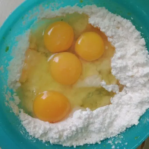 Campur telur dan gula halus.