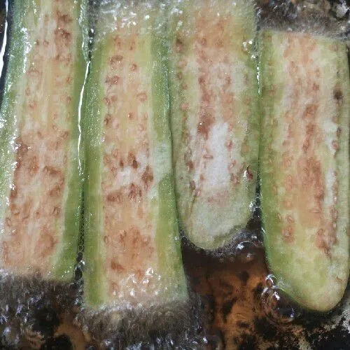 Goreng terong dalam minyak panas.