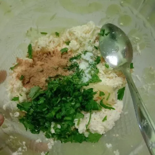 Masukan singkong parut seledri kaldu bubuk dan garam aduk merata.