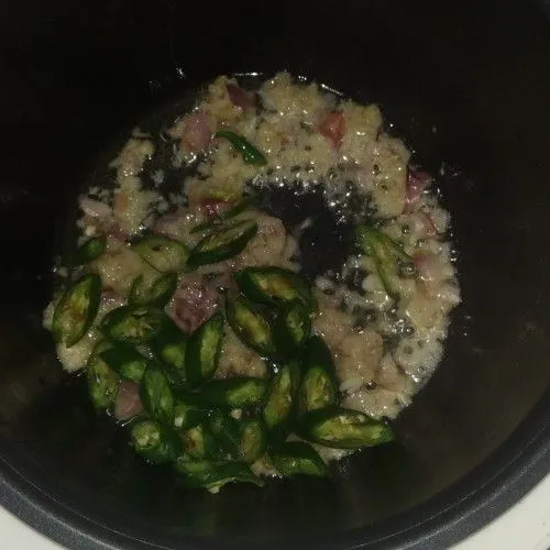 Tumis bumbu halus sampai berbau harum dan masukkan irisan cabai hijau kedalam tumisan bumbu halus. Tambahkan juga lengkuas dan daun salam.