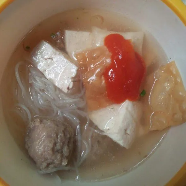 Letakkan bakso, tahu, bihun, kulit pangsit secukupnya, sambil siram dengan kuah. Beri saus dan kecap sesuai selera. Pentol Bakso siap disajikan.