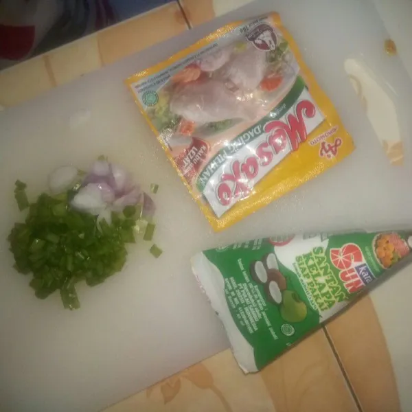 Siapkan bumbu tambahan seperti penyedap rasa, daun bawang dan santan instan.