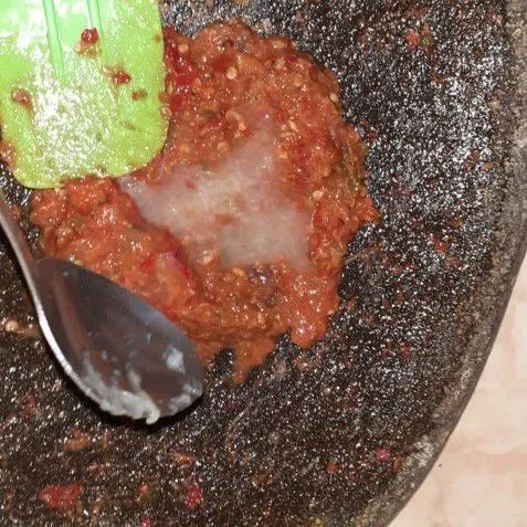 Tambahkan air lemon, aduk hingga rata dan sajikan.