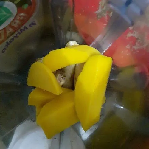 Kupas mangga cuci bersih, lalu potong-potong.