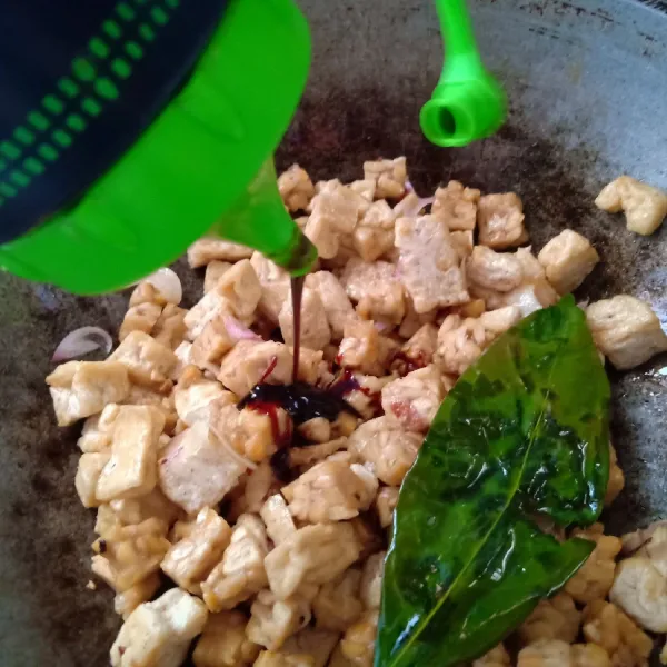 Masukkan kecap manis, garam, gula tumis hingga meresap.