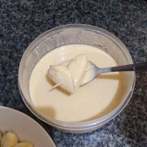 Balut pisang dengan adonan tepung