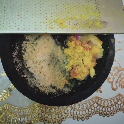 Haluskan garam dan ketumbar. Parut bawang putih, bawang merah, lengkuas dan kunyit.