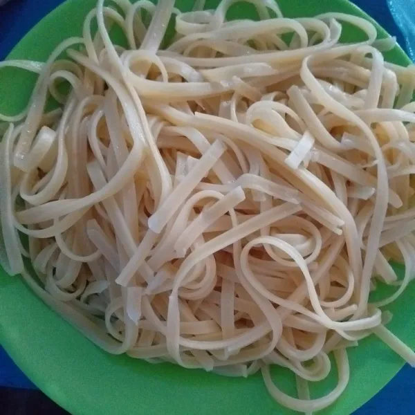 rebus fetucini dengan air mendidih yang telah diberikan 1 sdm garam dan 2 sdm minyak goreng selama 5 menit