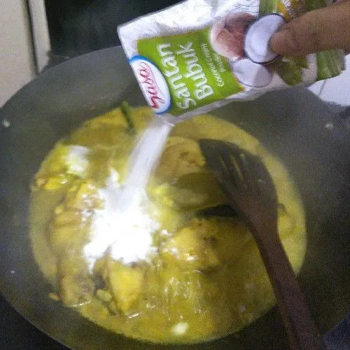 Tambahkan santan (disini saya pakai santan bubuk) dan aduk rata. Setelah mendidih dan matang, angkat, lalu opor ayam siap dihidangkan.