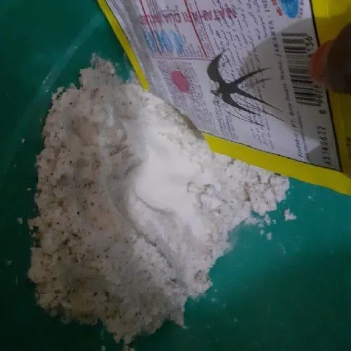Masukkan kelapa parut, bubuk agar-agar, gula, garam dan vanili.