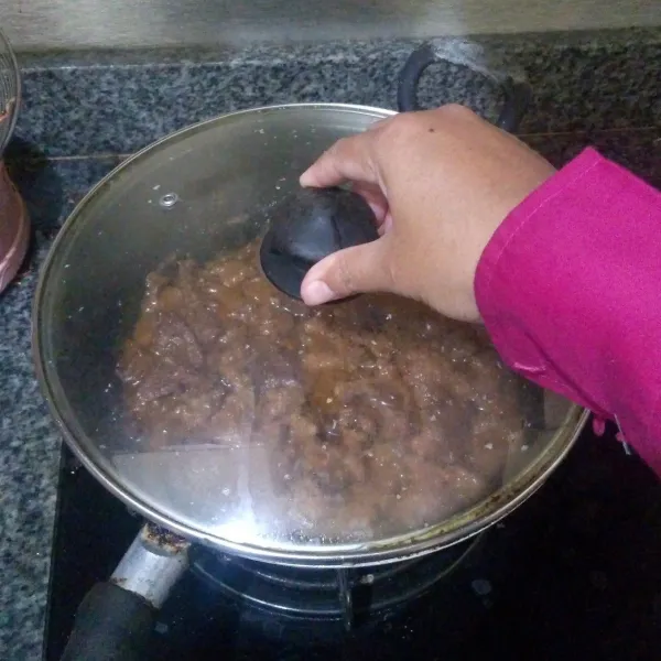 Matikan api, tutup penggorengan. Biarkan selama 30 menit. Buka tutup penggorengan, nyalakan api dan masak kembali selama 7 menit. Matikan api.