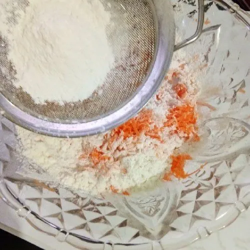 Masukkan tepung terigu dan tepung tapioka, sambil diayak.