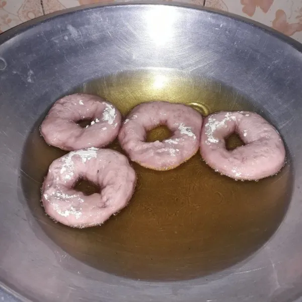 Goreng donat dengan menggunakan api kecil. Goreng hingga kuning keemasan dan matang.