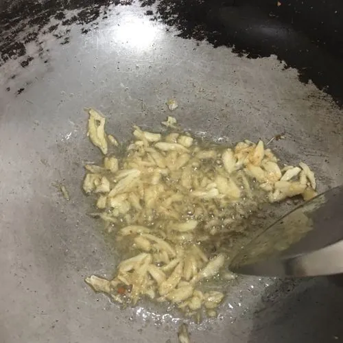 Panaskan minyak di wajan, masukkan bawang putih yang sudah digeprek.