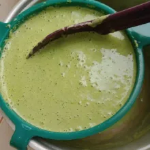 Blender daun pandan dengan 400 ml santan, kemudian saring di atas panci.