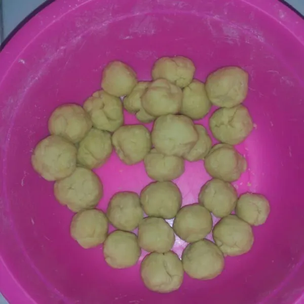 Bentuk bulat-bulat atau sesuai selera.