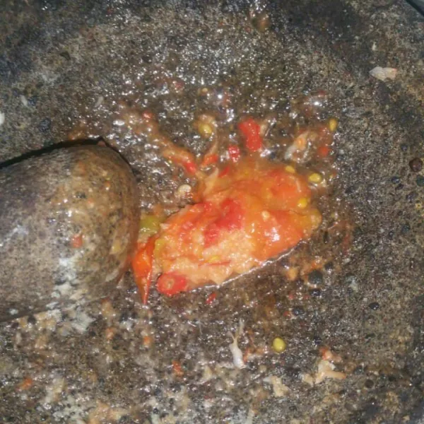 Haluskan cabe merah, bawang putih, dan garam.